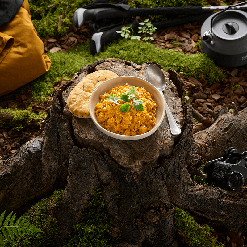 Chicken Tikka Masala mit Reis auf einem Teller – saftige Hähnchenstücke in würziger Tikka-Sauce mit lockerem Reis