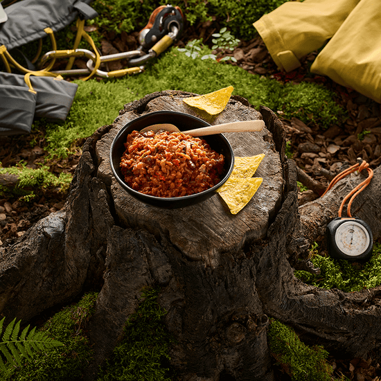Gemüse Chili mit Reis beim Camping zubereitet – veganes Outdoor-Gericht in einer Schüssel
