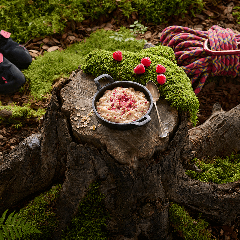 Haferbrei mit Himbeeren beim Wandern – warmes Frühstück im Outdoor-Setting