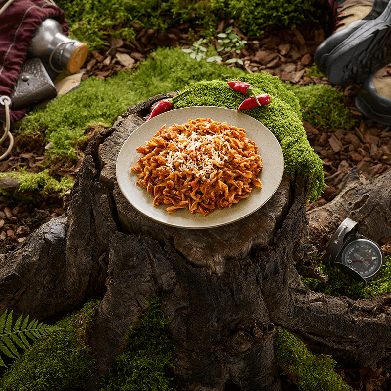 Pasta Arrabiata beim Camping – würzige vegane Pasta als Outdoor-Mahlzeit
