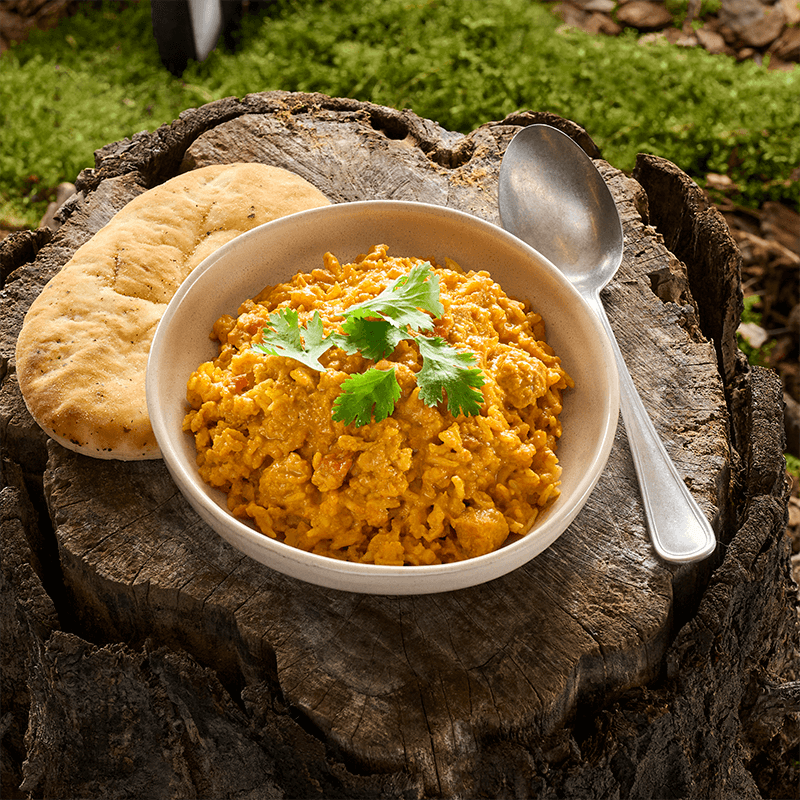 Chicken Tikka Masala mit Reis zubereitet – fertiges Curry in einer Schüssel, Outdoor