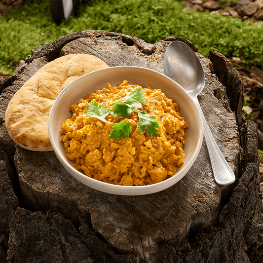 Chicken Tikka Masala mit Reis zubereitet – fertiges Curry in einer Schüssel, Outdoor